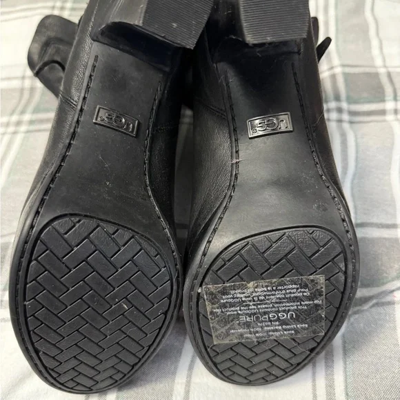 UGG Black Heeled Boots Minimalist Design - Picture 3 of 4